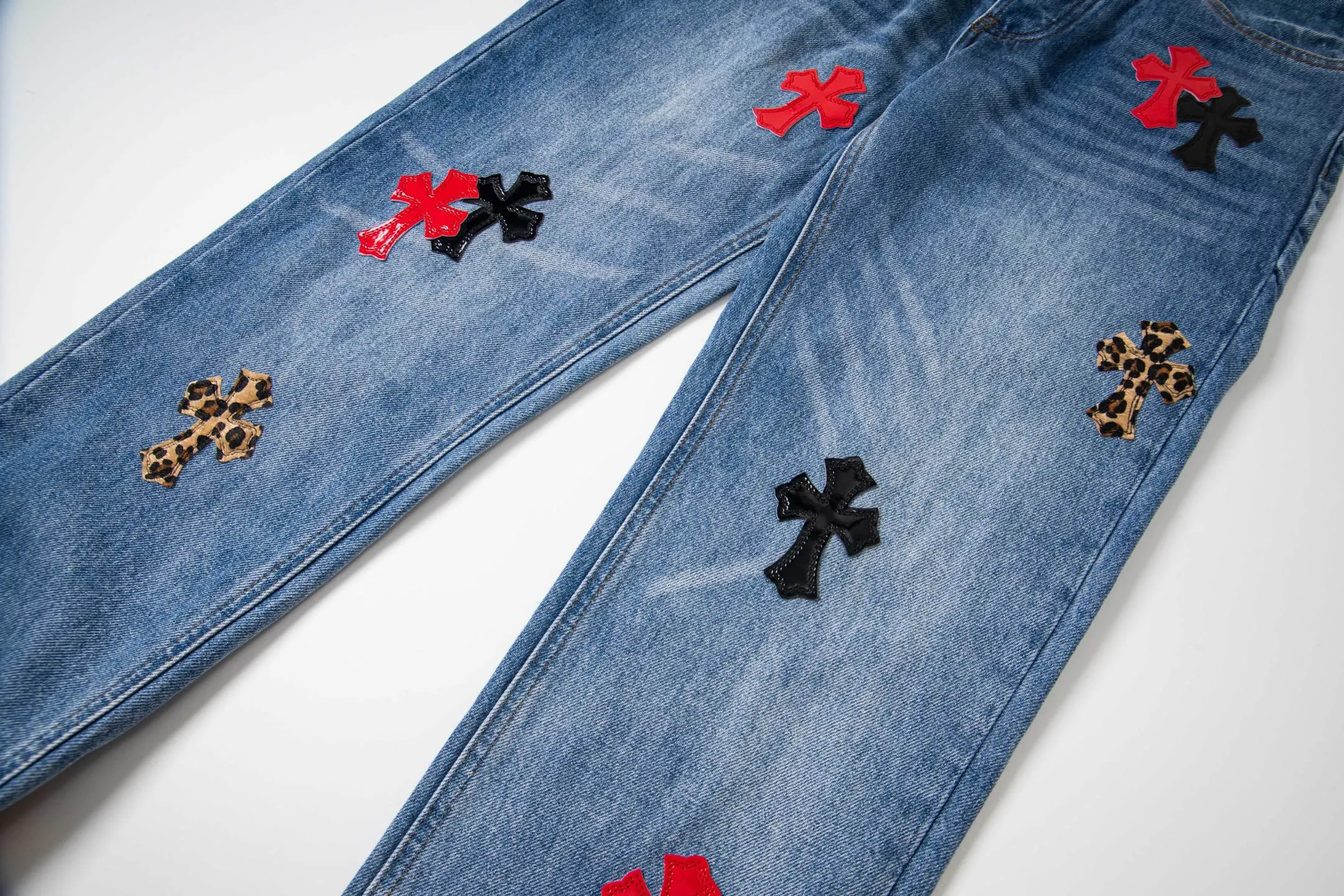 P290 high version Chrome Hearts blue denim with red black panther pattern multi-leather jeans. CH jeans need to be washed and then disassembled and hand-stitched with sheepskin cross leather and then spliced ​​together. The whole piece has too many craftsmanship to explain, patchwork cross pattern embellishment, high-waisted washed jeans! ! Absolutely high-end luxury products, god-level single products and super popular products, made with top heavy industry, a must-see magic weapon. Customized hardware. The fabric is thick and soft after washing. It has good breathability. Customized small leather label. Unique design. The details are simple and elegant, and the workmanship is exquisite. The entire trousers are neatly routed and the details are in place! It’s so cool that both men and women can easily control the genderless trend! Style number: 1799# Color: blue Size: 28 30 32 34 36